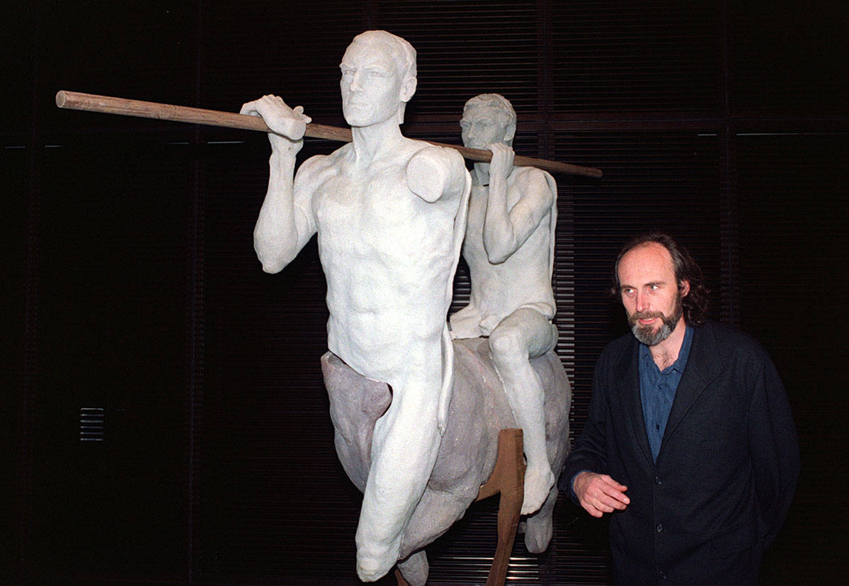 Miguel Ángel Sainz, con una de sus obras significativas en Bodegas Ontañón, antes de su fallecimiento. 