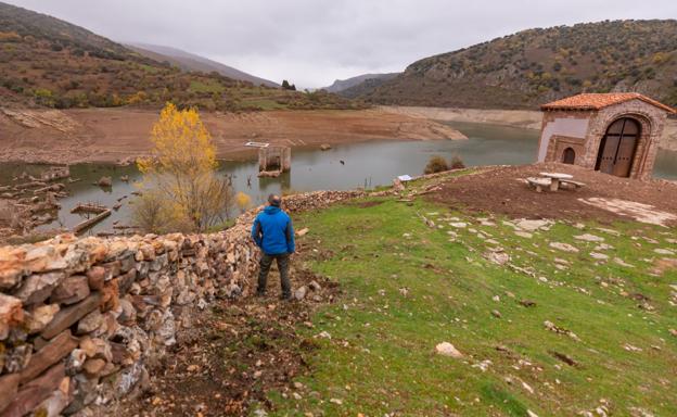 Estado que presentaba ayer el embalse de Mansilla, en donde se pueden observar las ruinas del antiguo pueblo que cubrieron las aguas. 