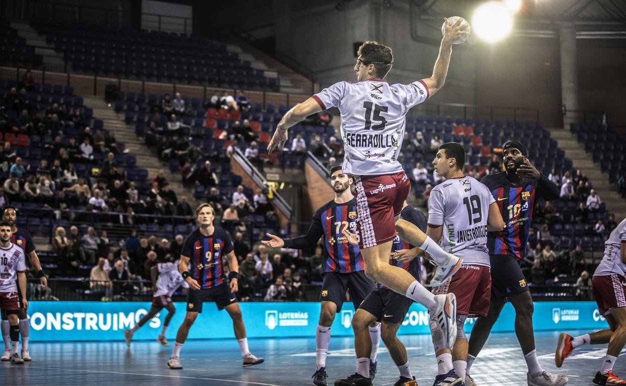 Serradilla marca uno de sus goles ante el Barça. 