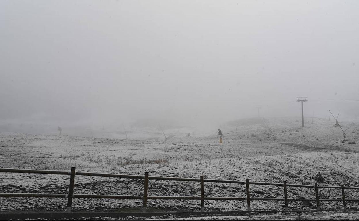 Estación de esquí de Valdezcaray cubierta por una fina capa de nieve. 