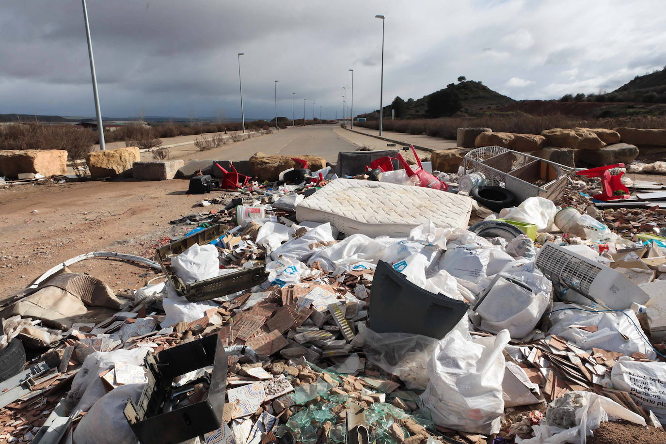 Imagen secundaria 1 - Imagen de la zona en 2013, totalmente abandonada, y de las obras de 2006.