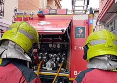 Imagen secundaria 1 - Un incendio calcina el ático de un edificio de viviendas de Cenicero