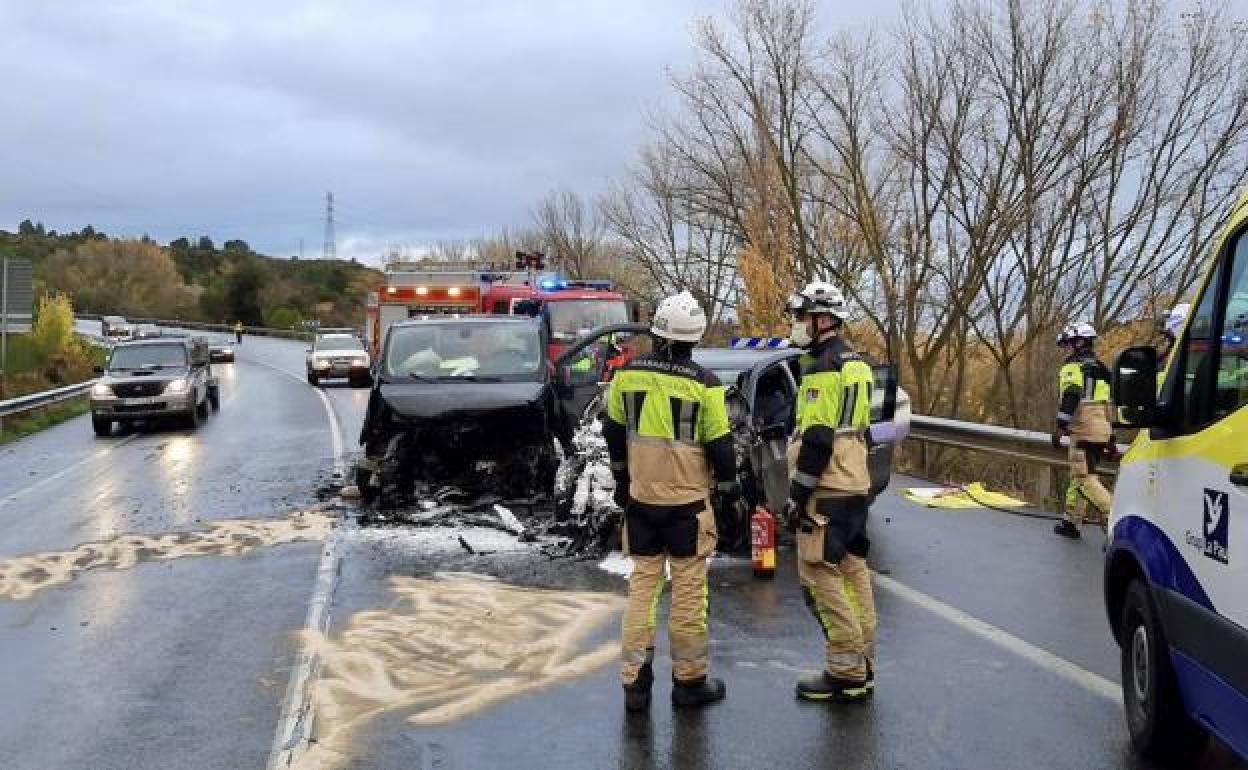 Los conductores han quedado atrapados en sus vehículos tras chocar frontalmente. / 