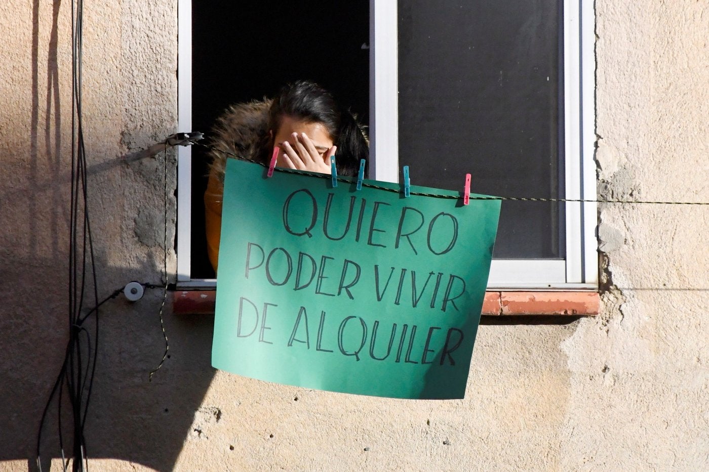 Imagen de archivo de una inquilina con orden judicial de lanzamiento del piso en el que reside por impago del alquiler. 