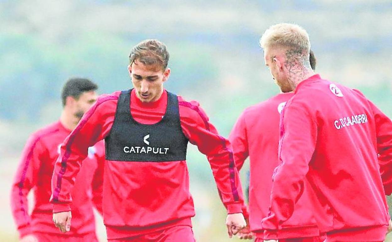 El rojillo Marcos Baselga con el balón en un entrenamiento. 