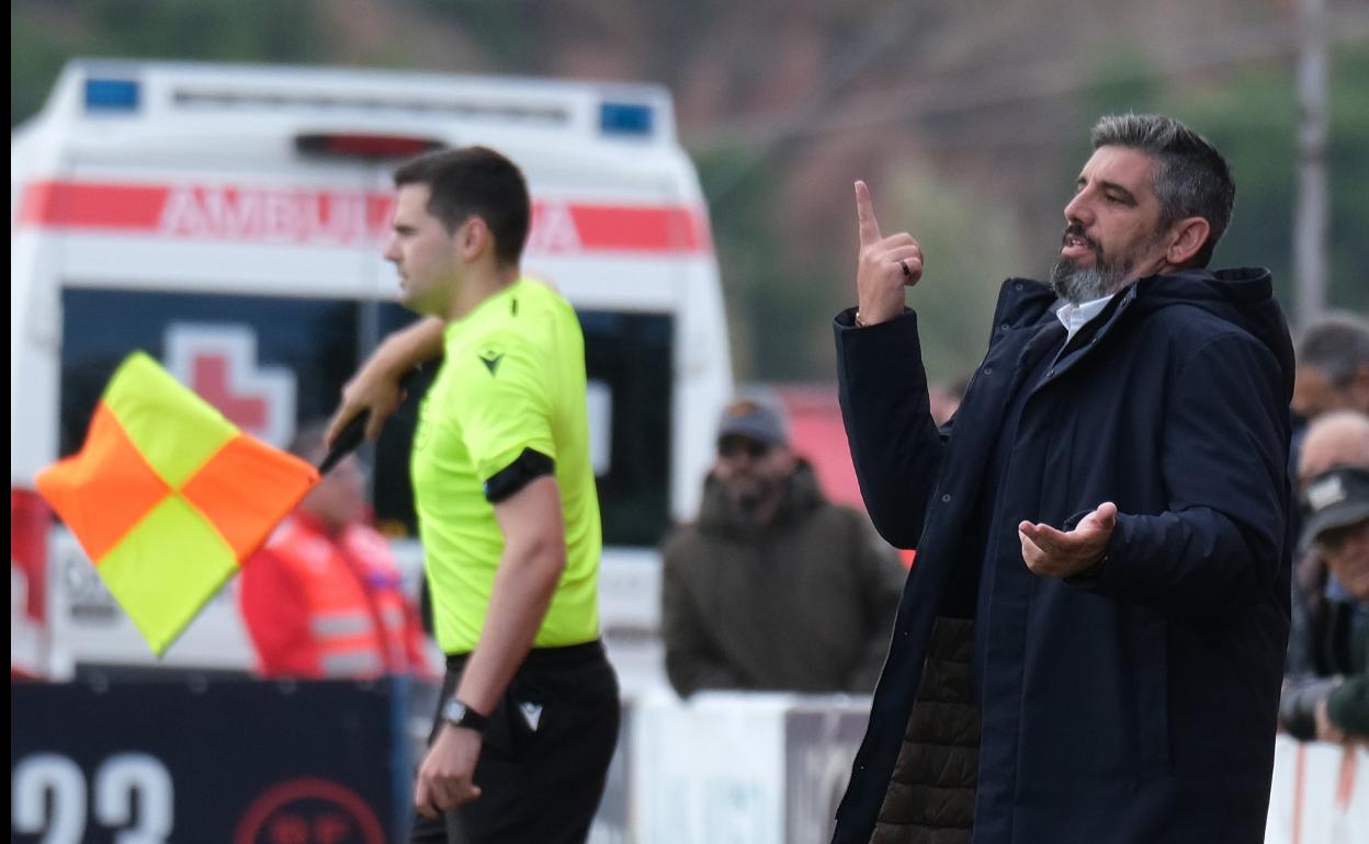 Fútbol | Primera Federación: Juan García valora el esfuerzo de un Calahorra «valiente, atrevido y ambicioso»