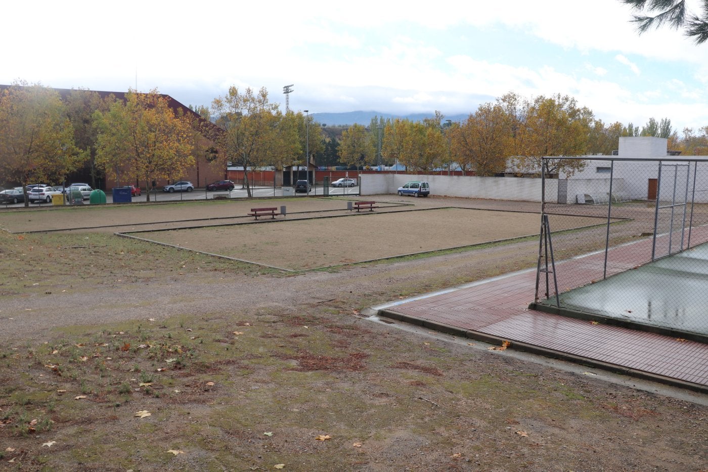 El nuevo pabellón polideportivo se construirá en la parcela ubicada entre el frontón, las pistas de tenis y el edificio de vestuarios. 