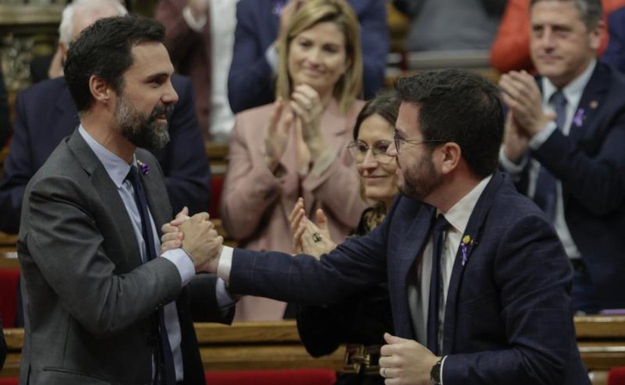 El expresidente del Parlament y actual conseller de Empresa, Roger Torrent recibe la felicitación de Pere Aragonès. 