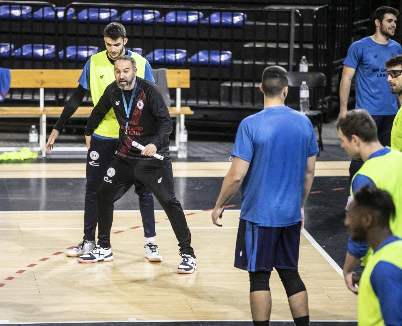 Miguel Velasco explica un movimiento táctico a sus jugadores durante un entrenamiento. 