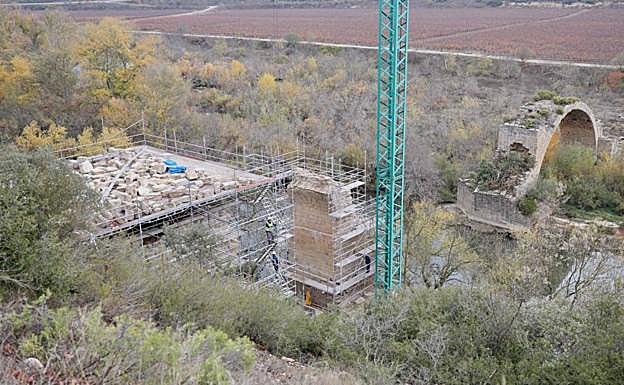 Estado que presentan actualmente las obras de restauración del puente Mantible, cuyo arco se derrumbó en enero de 2021. 