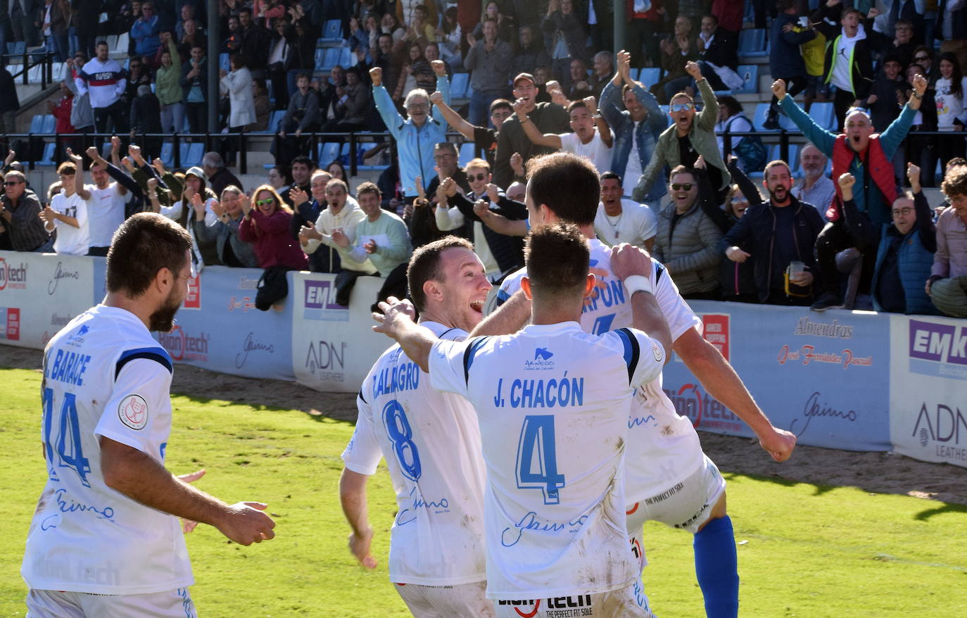 Los jugadores del Arnedo celebran el gol de Arpón en la anterior eliminatoria copera. 