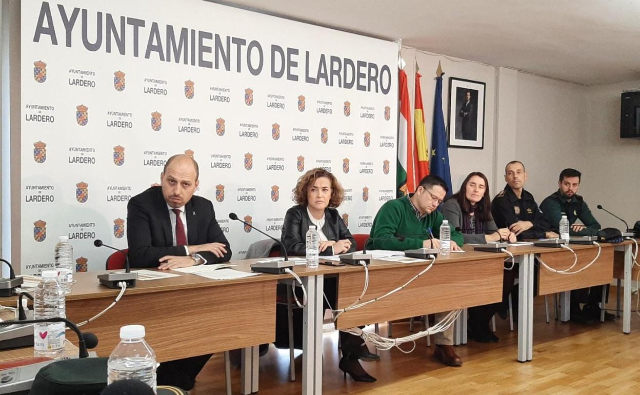 Jorge Medel, Beatriz Arraiz, Manuel Vallejo, Marta Elguea, Sergio Díez y un guardia civil, en la junta. 