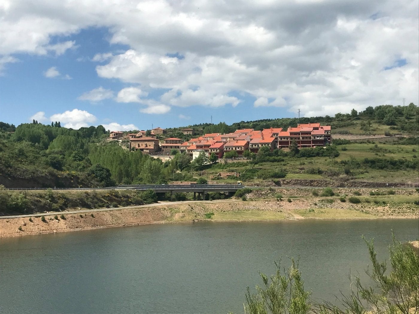 La aldea San Andrés de Lumbreras de Cameros, a los pies de la carretera N-111 y el embalse de Pajares. 