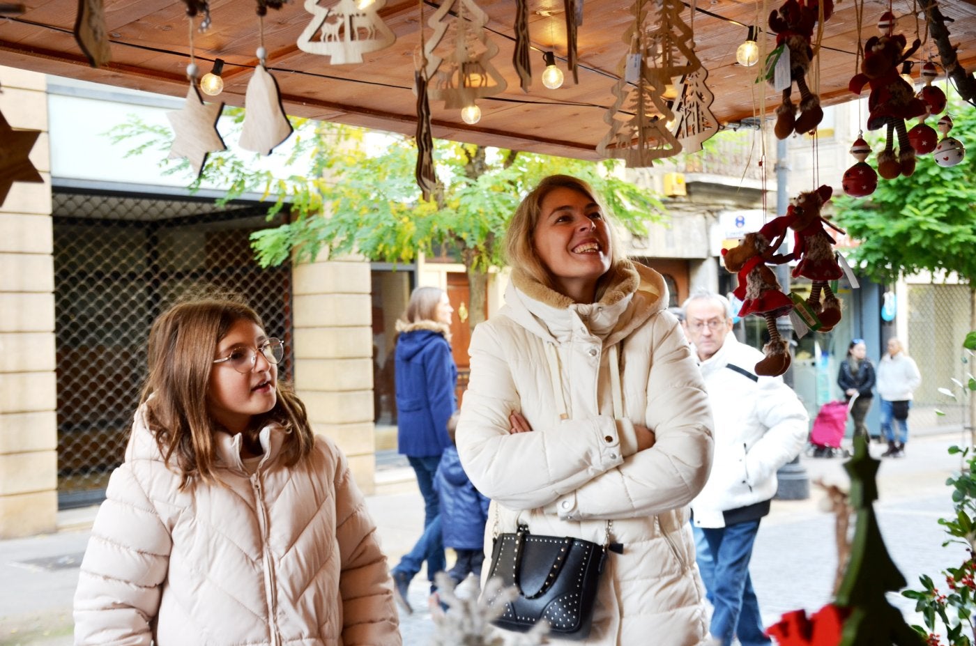 Una madre y su hija disfrutan con los adornos de Navidad de uno de los puestos. 