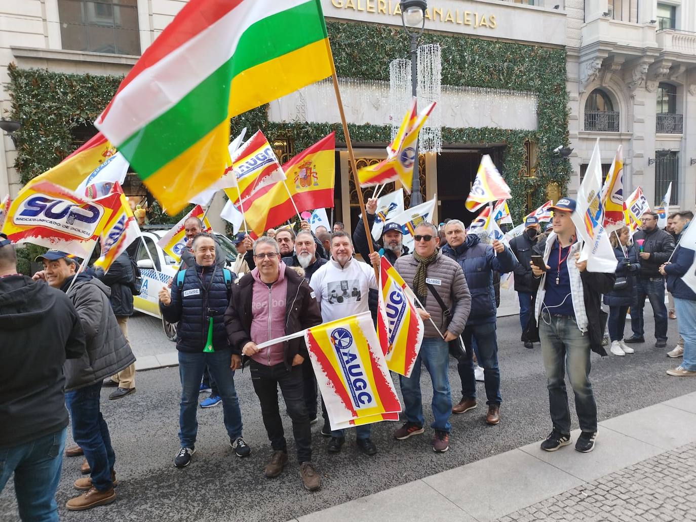 Un grupo de agentes riojanos durnate la manifestación en Madrid