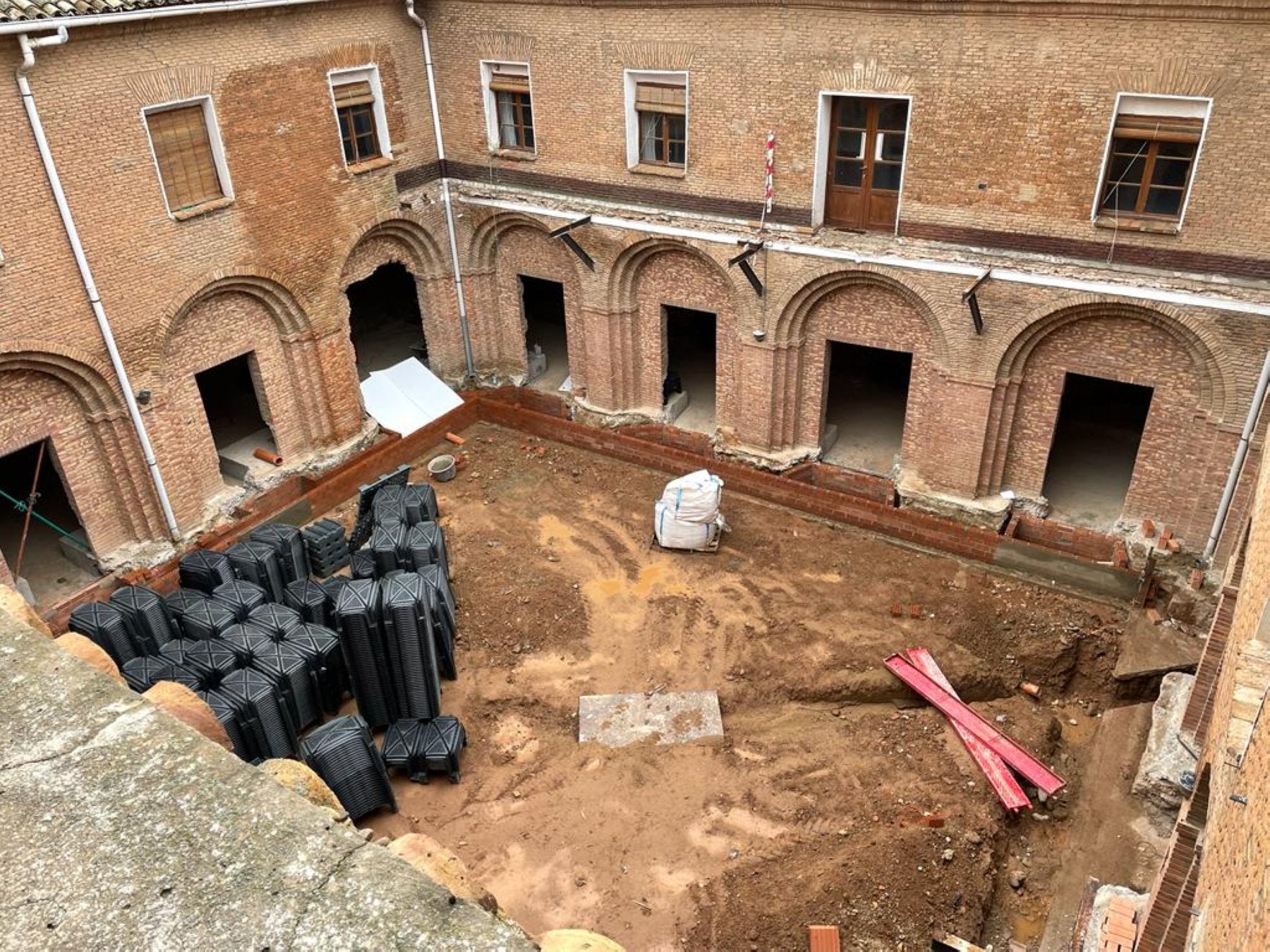 El claustro está levantado y dispuesto para recibir elementos en el subsuelo que frenen la humedad. 