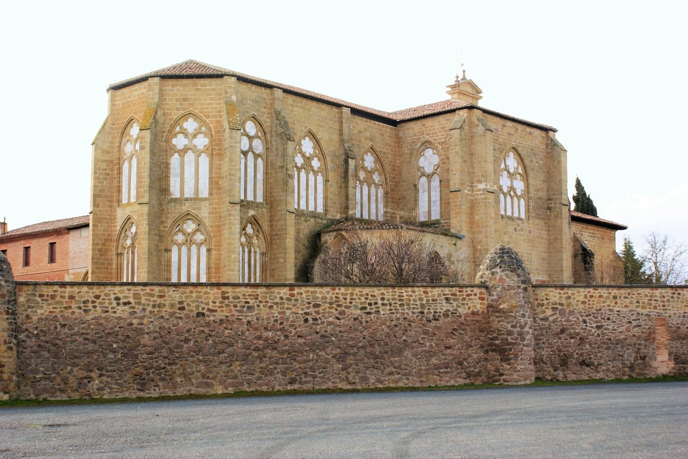 Imagen del espectacular monasterio de Cañas. 