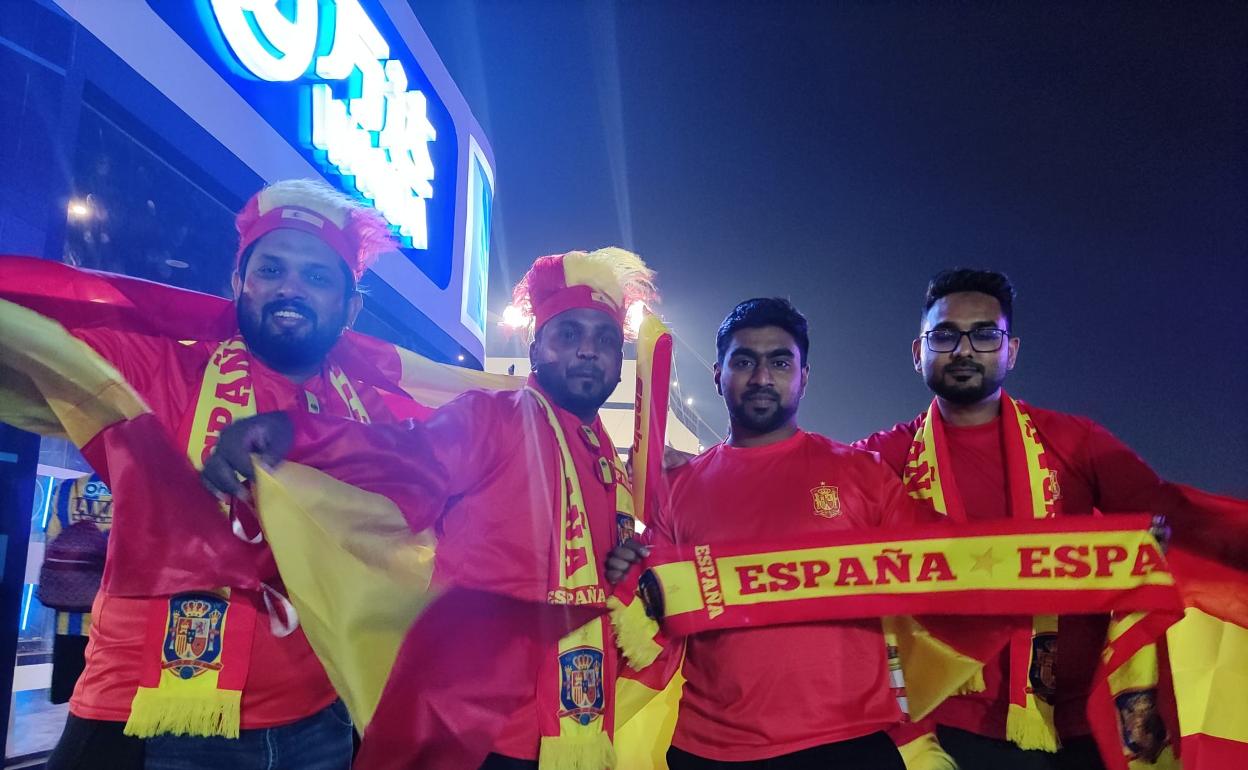 Rajlan y sus amigos, de Sri Lanka, forofos de La Roja y de Pedri.