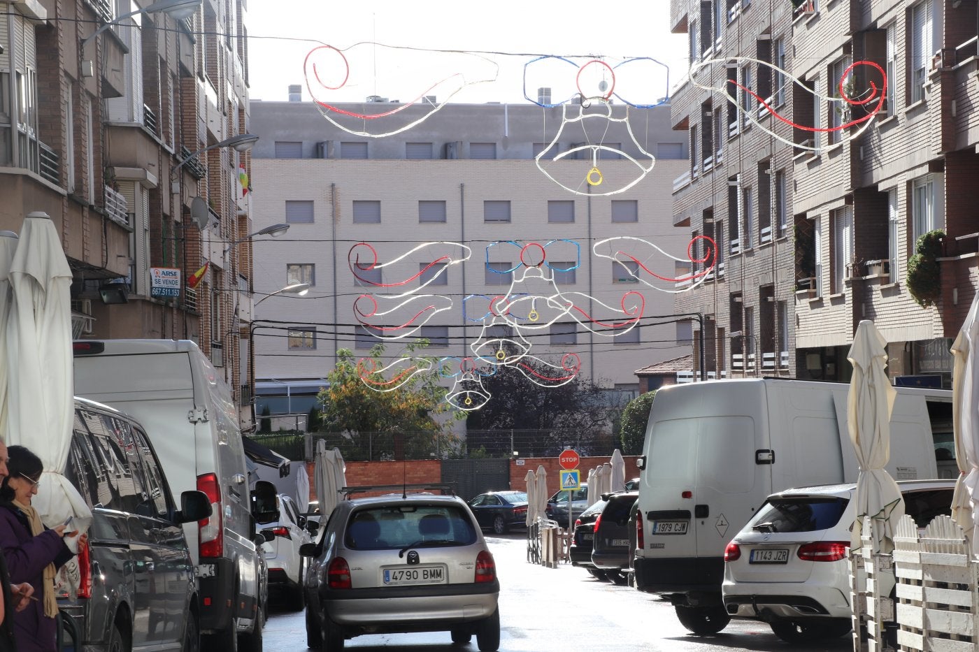 La brigada municipal ya ha comenzado a colocar los elementos de la iluminación navideña en diversas calles del centro de Arnedo. 