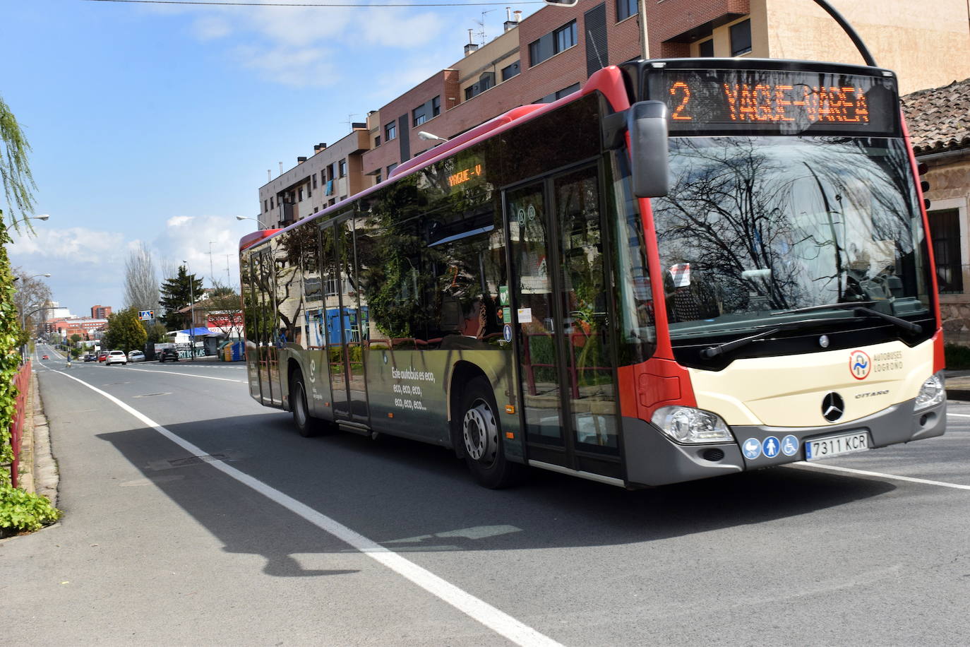 Una imagen de archivo de la Línea 2 de autobuses de Logroño. 