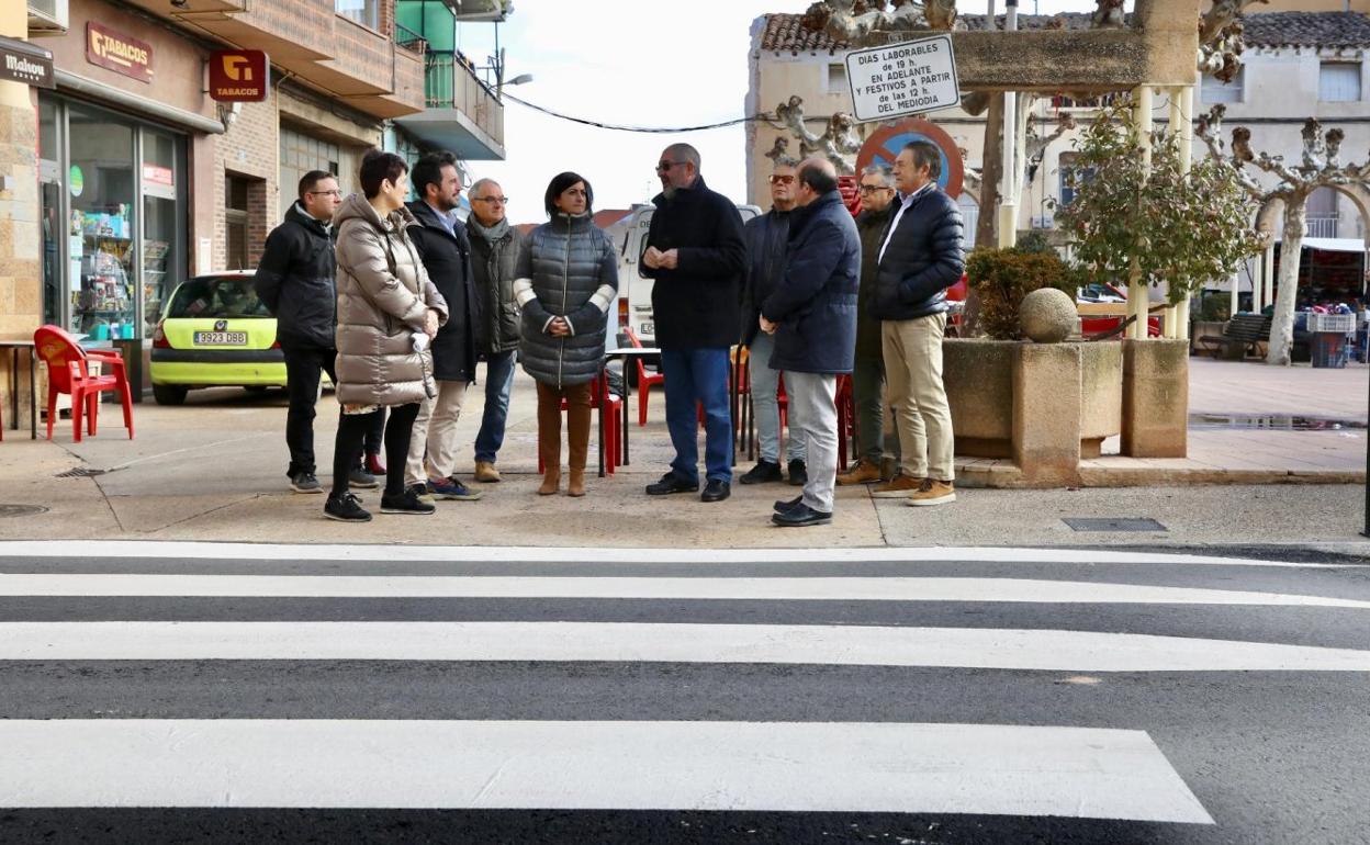 Autoridades ante un nuevo paso de peatones en la travesía de Entrena. 