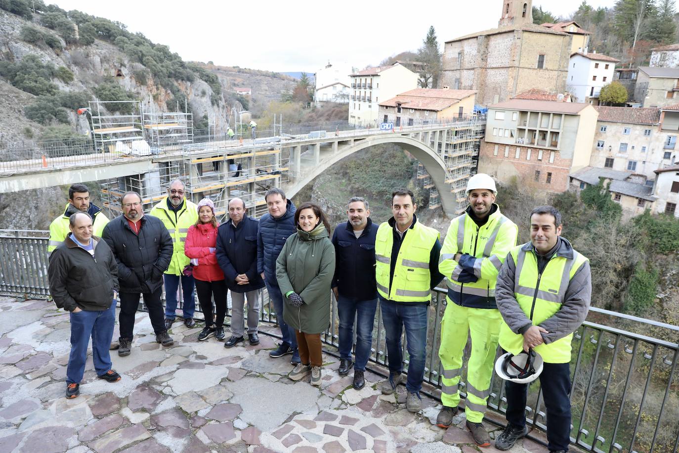 La presidenta del Gobierno de La Rioja, durante su visita al viaducto de San Martín.