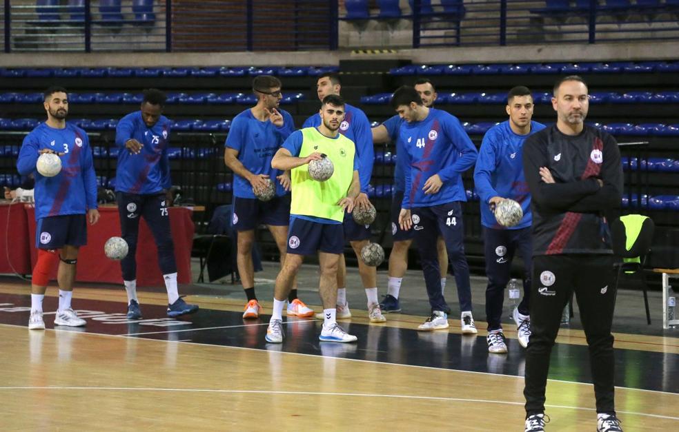 Los jugadores del Ciudad de Logroño calientan sus brazos en el entrenamiento de ayer por la tarde. 