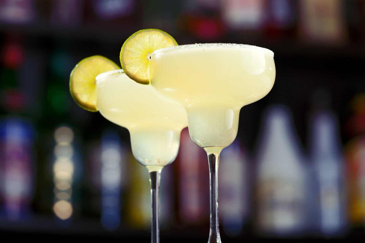 Dos copas con margaritas, el cóctel hecho con tequila. 