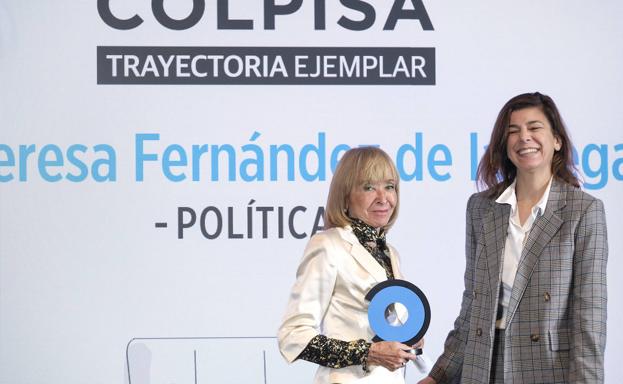María Teresa Fernández de la Vega recibe el premio Trayectoria Ejemplar en la Política de manos de Paula de las Heras, redactora de Colpisa