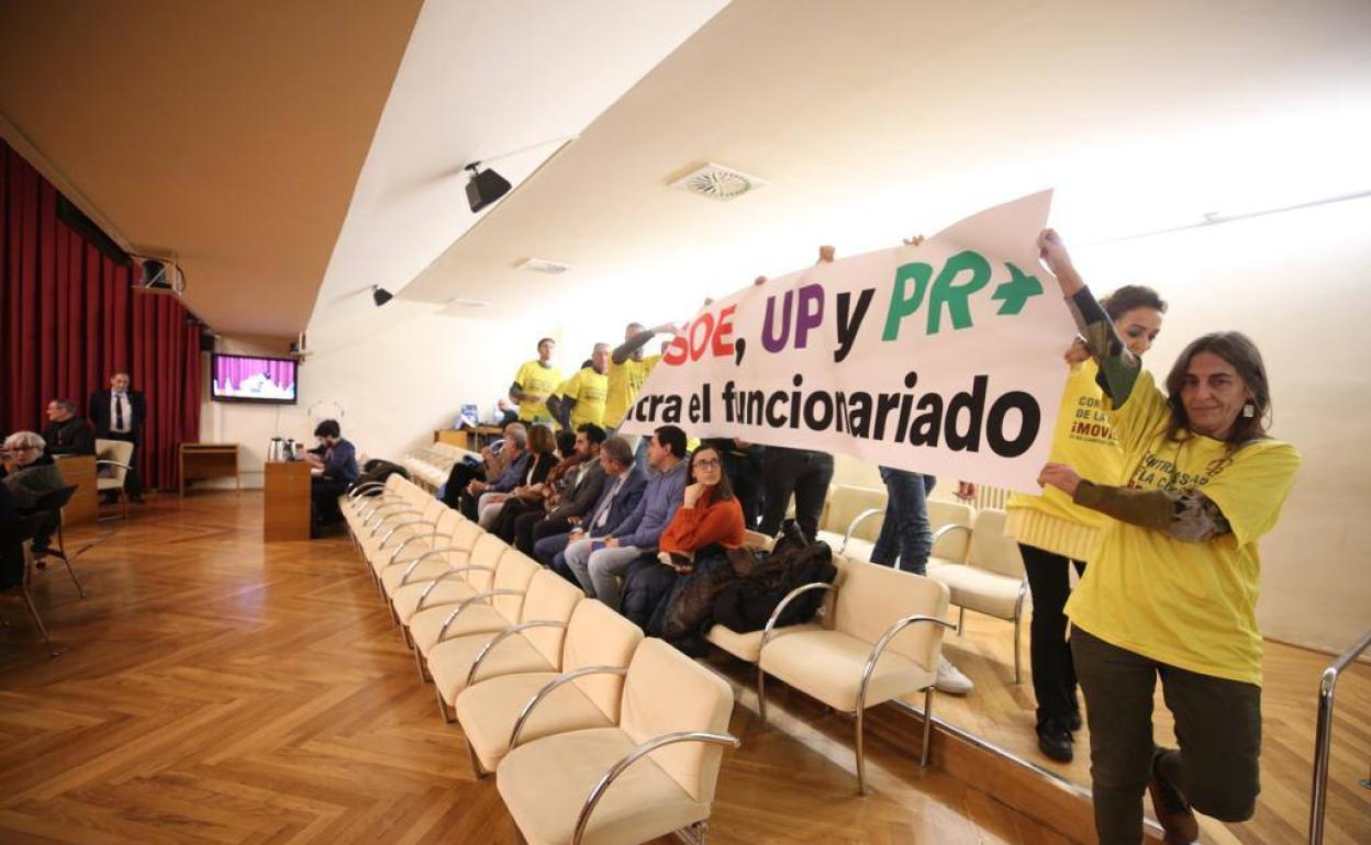Protesta de los funcionarios en el pleno logroñés. 