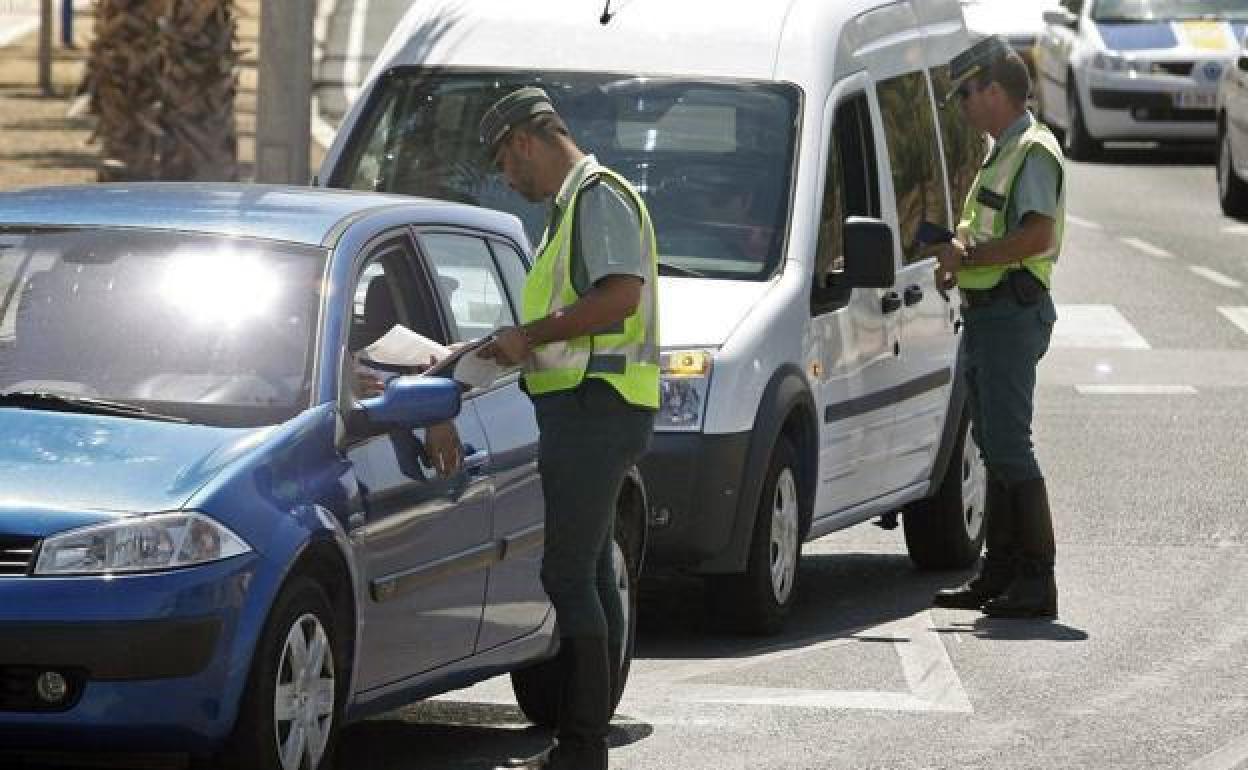 La multa de la DGT por un gesto muy común entre conductores en los cruces