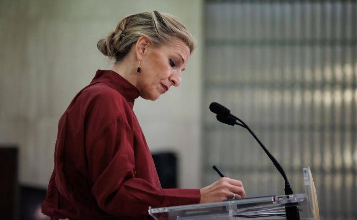 Yolanda Díaz durante una reunión con colectivos de la vivienda social, en el Ministerio de Trabajo.