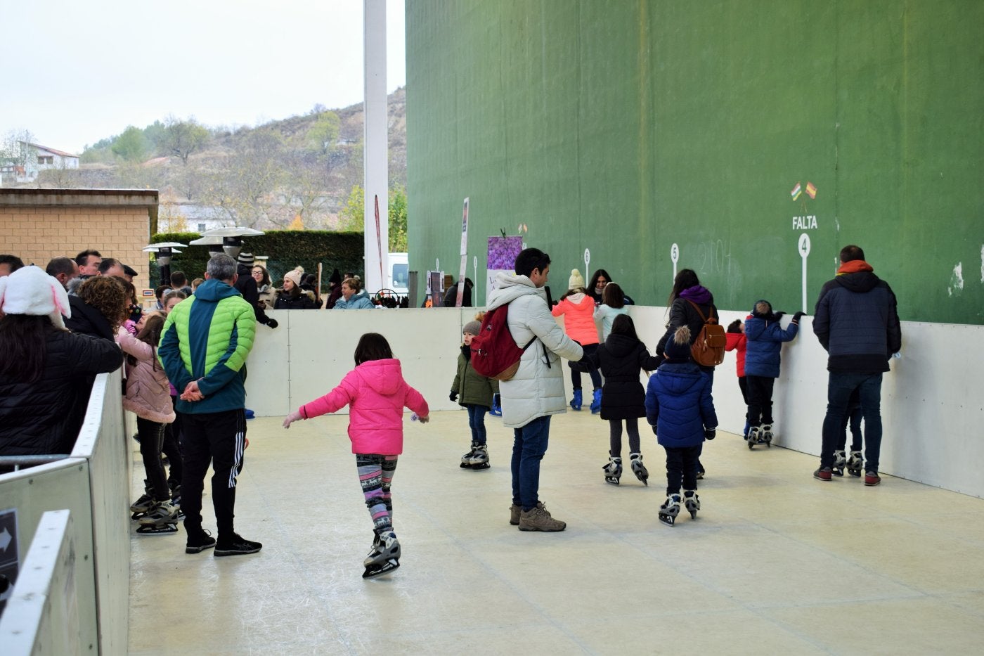 Pista de hielo solidaria en Lagunilla