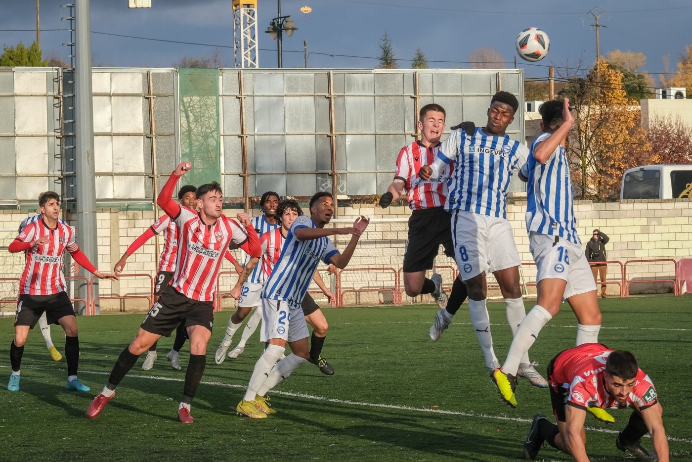 Selu se eleva por encima de la zaga de la UD Logroñés B para buscar el balon. 