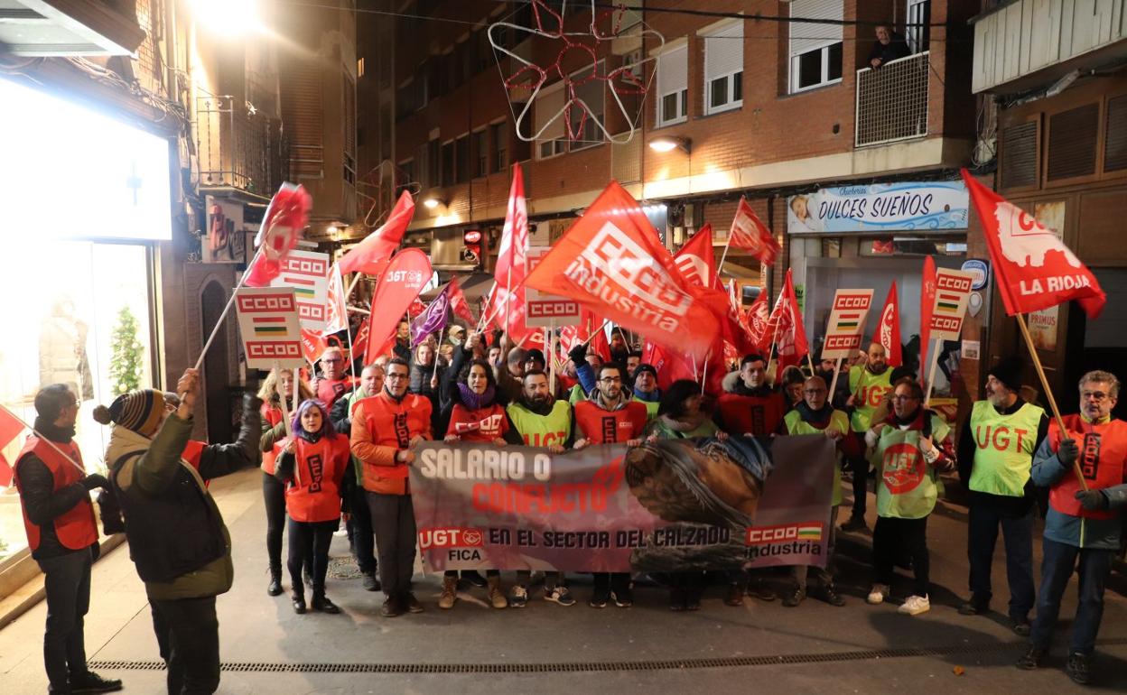 Imagen de la manifestación de la tarde de este jueves a su paso por la calle Libertad, que se llenó por completo. 