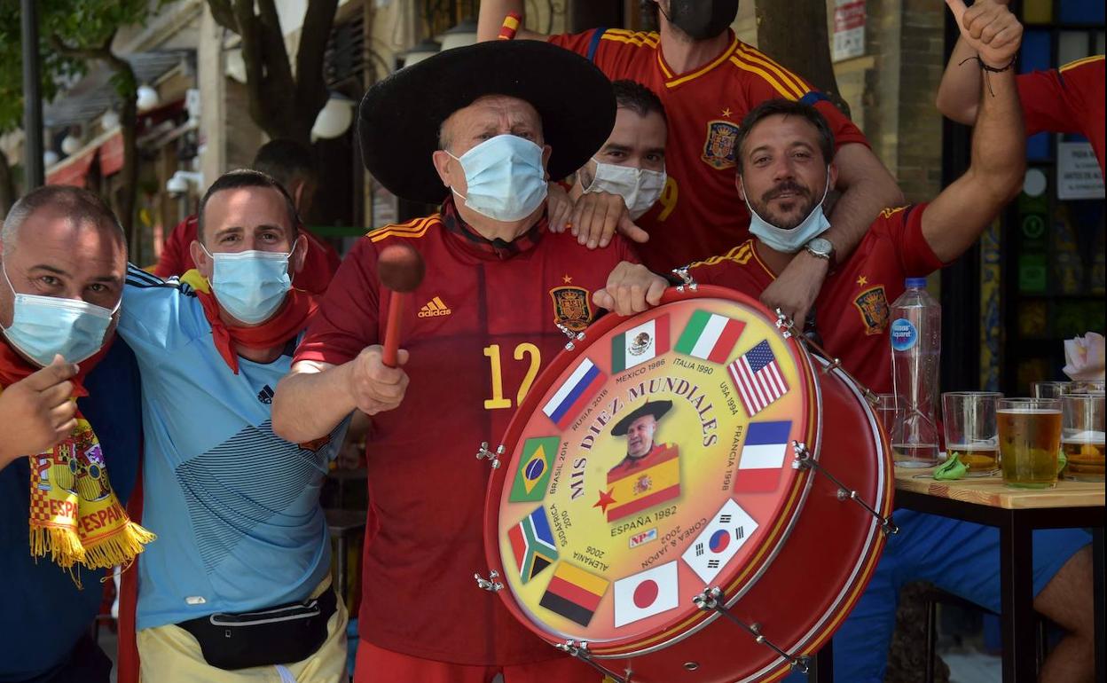 Manolo el del Bombo, junto a otros seguidores de la selección española. 