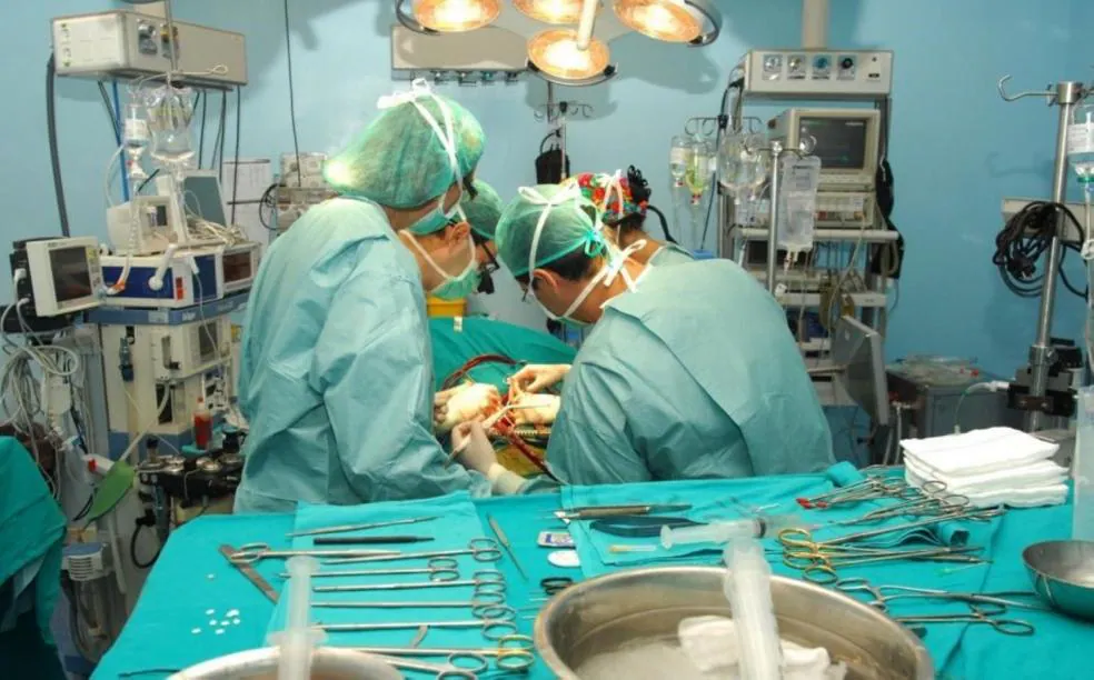 Equipo médico en una intervención quirúrgica a un paciente para un trasplante de médula ósea. 