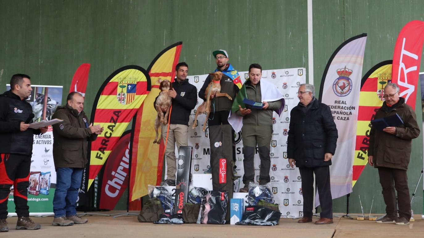Víctor Aldama, en el podio junto al campeón y al tercer clasificado en el Campeonato de España de caza con perro. 