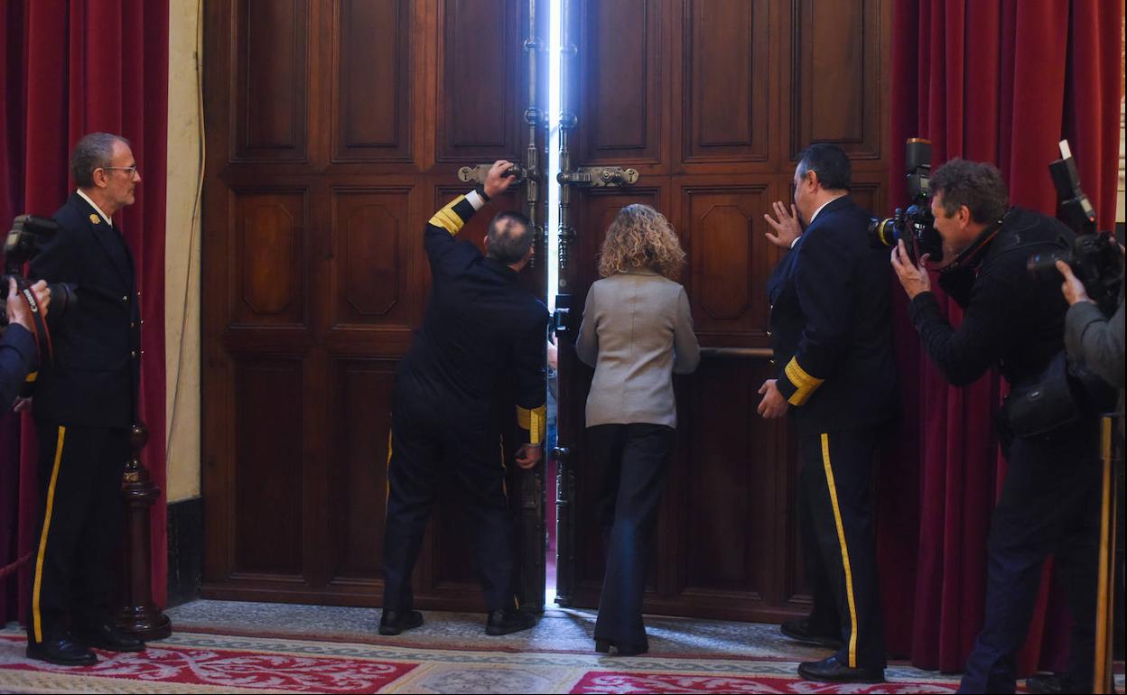 La presidenta del Congreso de los Diputados, Meritxell Batet, hace el gesto simbólico de abrir las puertas de la Cámara para las visitas ciudadanas de estos días. 