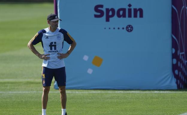 Luis Enrique, pensativo en el último entrenamiento de la selección española