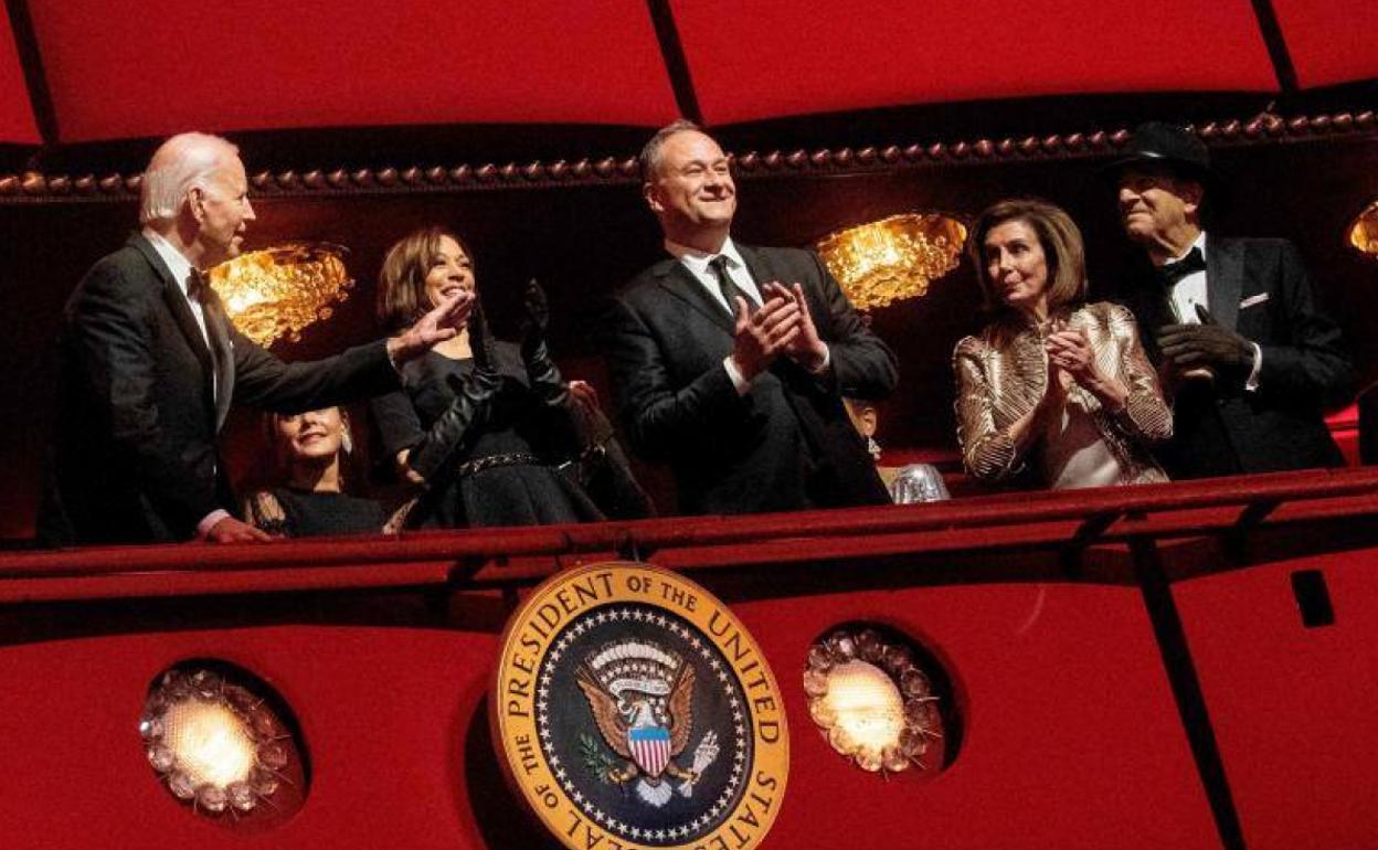 Paul Pelosi, a la derecha con sombrero y guante, acompañó a su esposa, Nancy, en un acto en Washington. En la imagen aparecen también Joe y Jill Biden (a la izquierda), y Kamala Harris y su esposo, Doug Emhoff (en el centro).