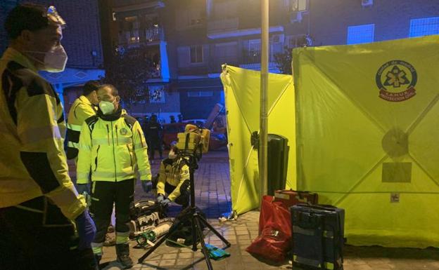 Médicos atienden a los heridos por arma de fuego en el barrio Villaverde de Madrid.