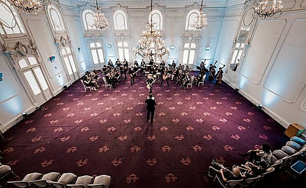 Una imagen de la grabación del video en el Círculo Logroñés. 