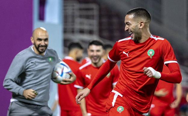 Ziyech sonríe durante el entrenamiento de este lunes en Qatar.