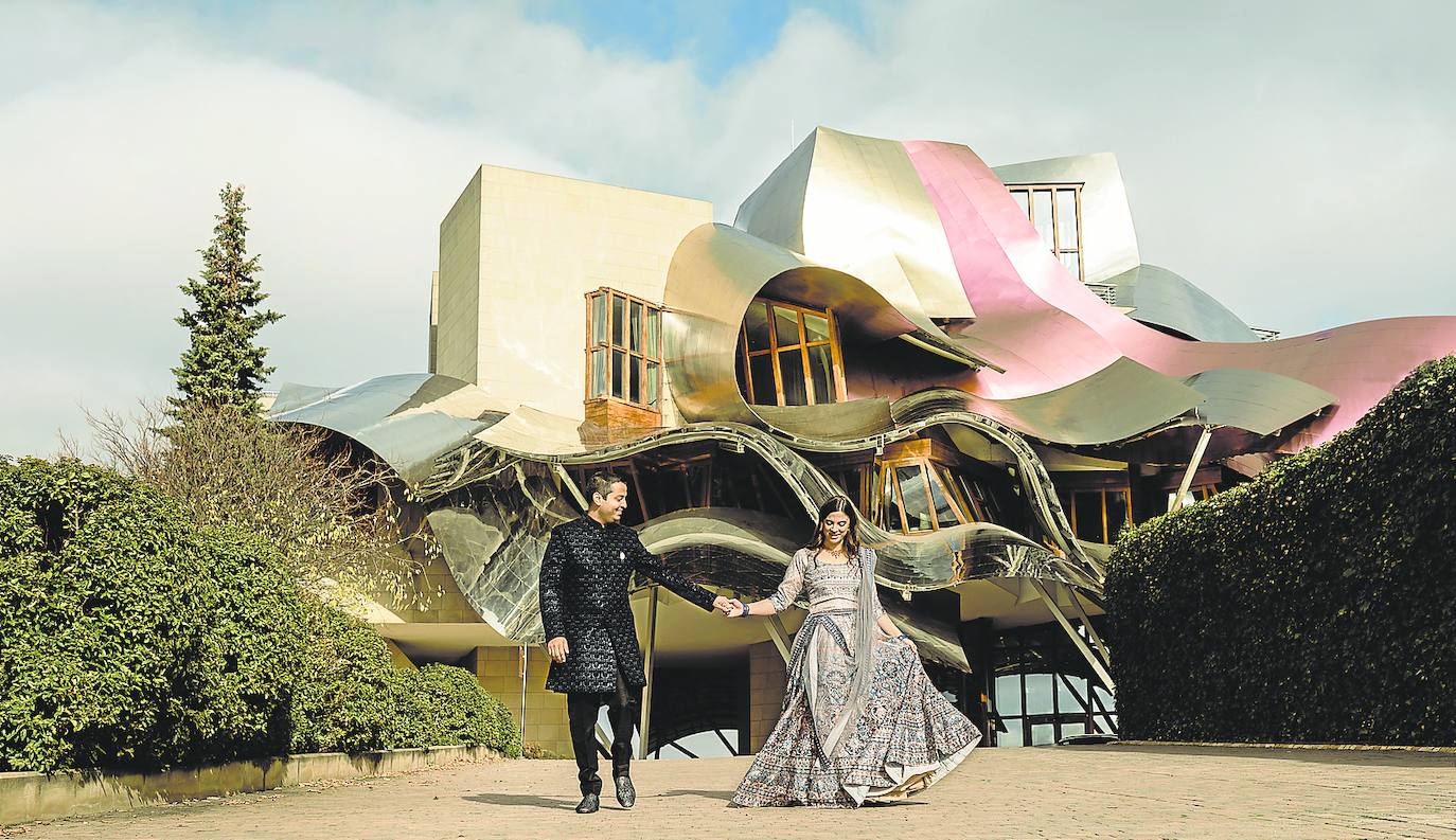 La pareja de novios posa con la vestimenta característica de la India delante de la icónica bodega Marqués del Riscal. 