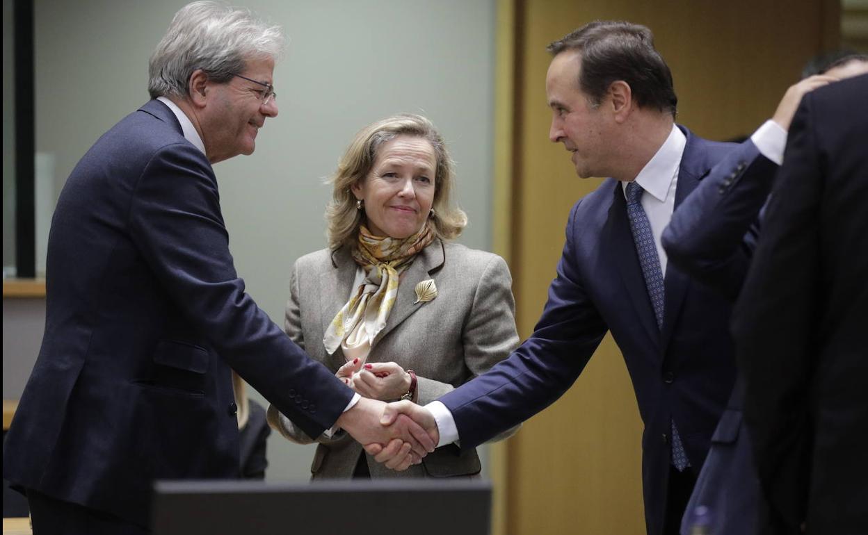 La vicepresidenta Nadia Calviño, este martes con el comisario europeo de Economía, Paolo Gentiloni (izquierda), y el ministro portugués del ramo, Fernando Medina.