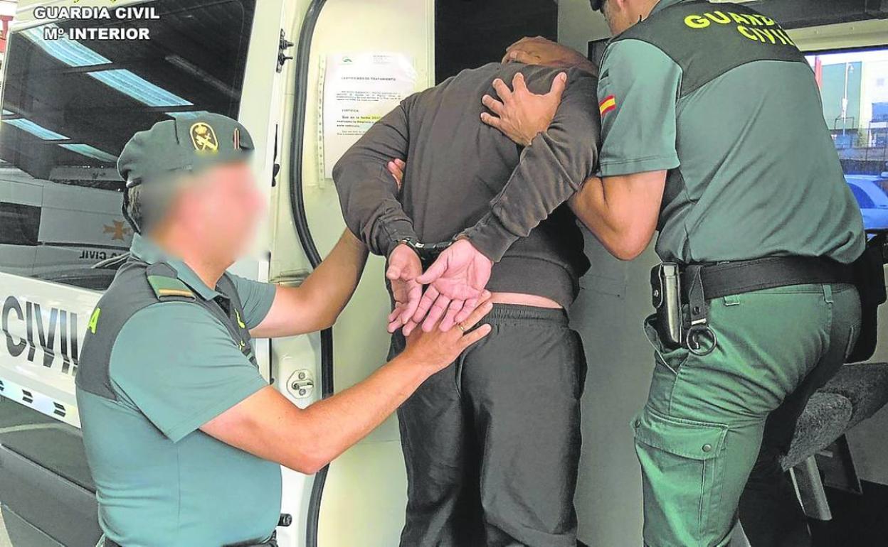 Imagen de archivo de la detención de un hombre acusado de violar a una mujer en una entrevista de trabajo. 