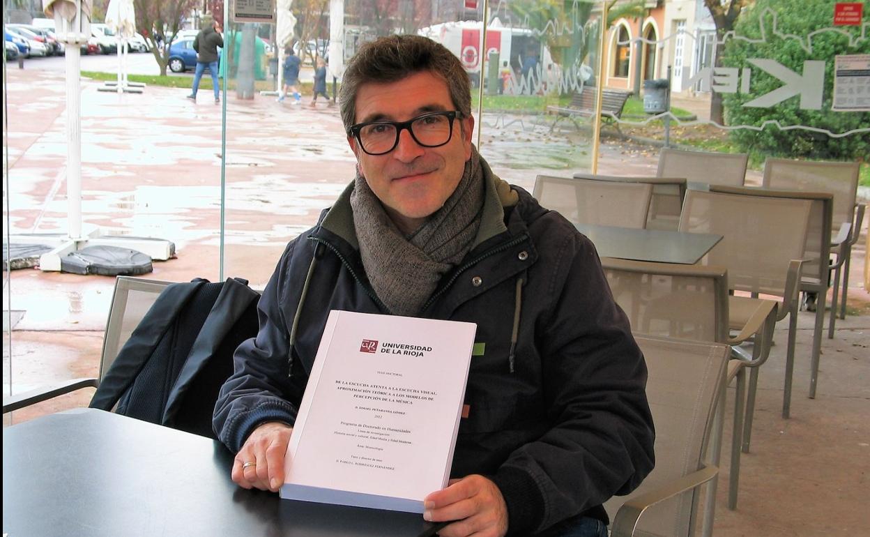 Ismael Peñaranda sostiene en sus manos el ejemplar encuadernado de sus tesis doctoral. 