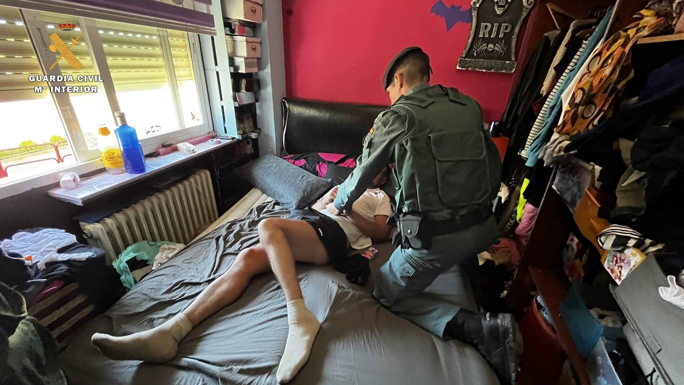Fotos: Detenido un francotirador que disparaba desde su casa a viviendas y centros escolares de Villamediana