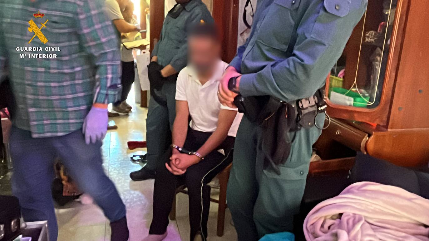 Fotos: Detenido un francotirador que disparaba desde su casa a viviendas y centros escolares de Villamediana